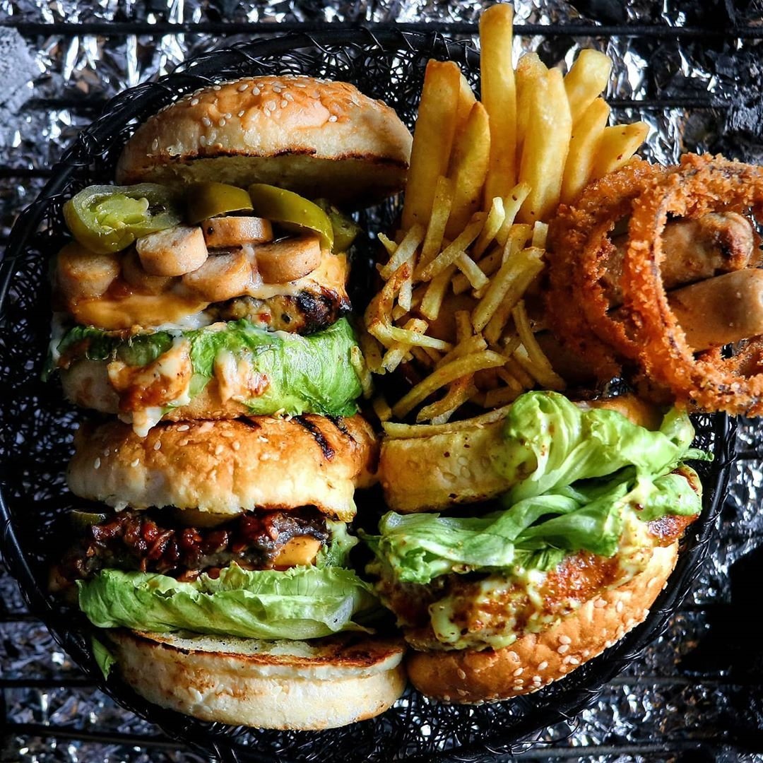 Days when burger feels are real 
#goodfoodclicks #goodfoodinmumbai #foodlover #foodies #food #foodporn #cannon #mumbai  #foodstyling #foodphotography #foodpics #foodstyle #beatthecreativeinyou #foodphotographer #dcblackout
#StepDownModi #hindustanibhau #PRIDE