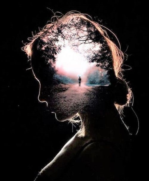 Pienso en ese día
En esa primera vez que te miré
La primera palabra cuando te hablé;
Pienso en el reflejo de tus ojos en mi piel
No sé si vacíos,
No sé si llenos de placer;
Pienso en esa primera oportunidad
Esa donde te besé;
Pienso para recordar
Cada razón por la cual me enamoré