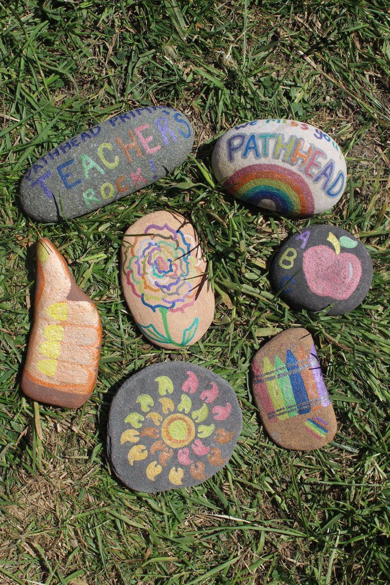 NatalieLogan9b's tweet photo. Rock decorating with kiddies in our front garden this morning 😁 💞 ☀️Going to take some of them to school later to put along the wall beside other's. #rockdecorating #freehand #rainbows #sunnydays #frontgarden #makingmemories #metallicpens #school #wemissyou @pathheadprimary https://t.co/8aI6KxCc2B