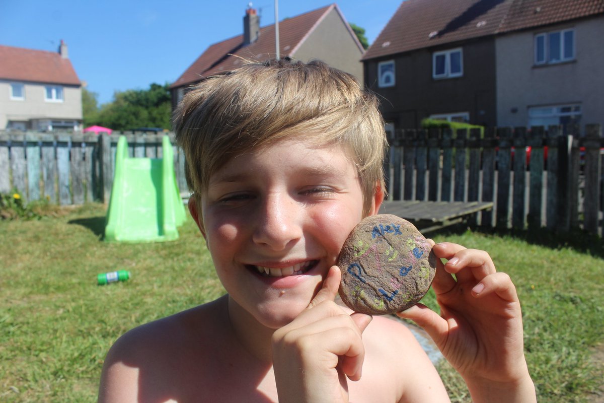 NatalieLogan9b's tweet photo. Rock decorating with kiddies in our front garden this morning 😁 💞 ☀️Going to take some of them to school later to put along the wall beside other's. #rockdecorating #freehand #rainbows #sunnydays #frontgarden #makingmemories #metallicpens #school #wemissyou @pathheadprimary https://t.co/8aI6KxCc2B