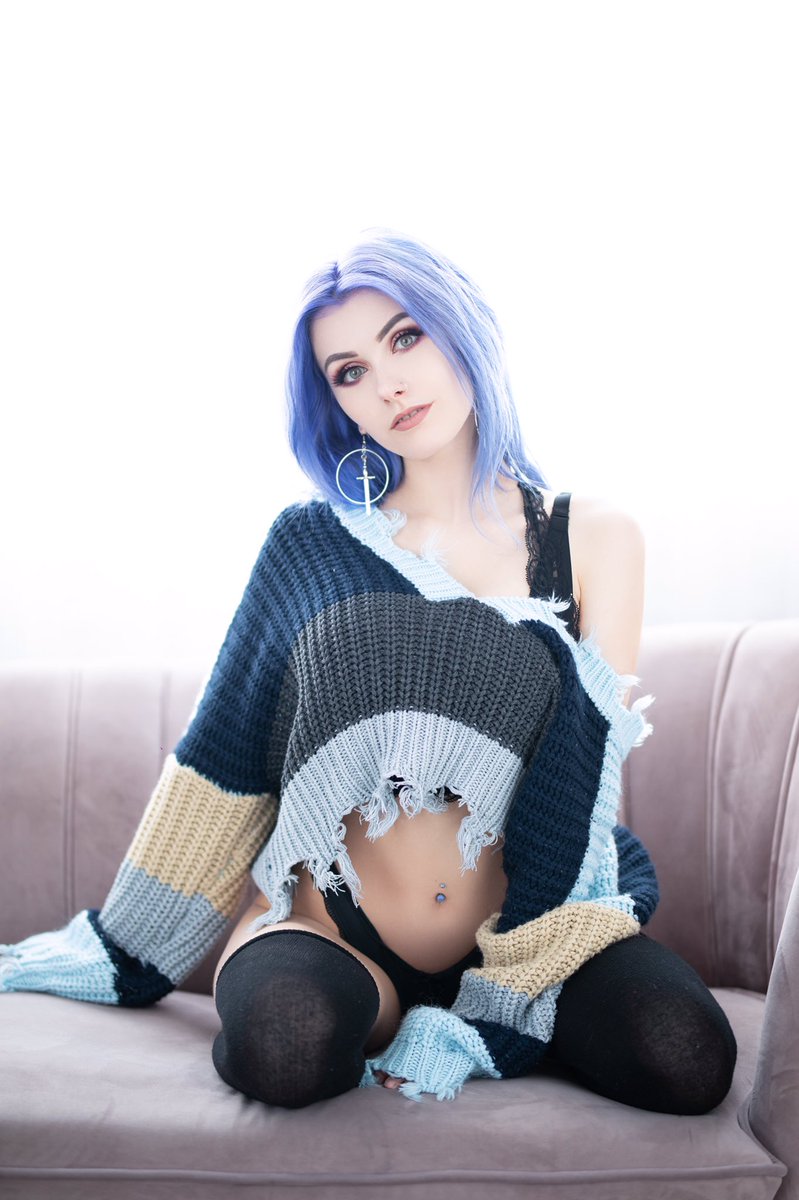 𝘛𝘢𝘺𝘭𝘰𝘳 𝘓𝘶𝘯𝘢 𝘊𝘳𝘰𝘸𝘯 

25 
𝘉𝘪
𝘞𝘦𝘳𝘦𝘸𝘰𝘭𝘧