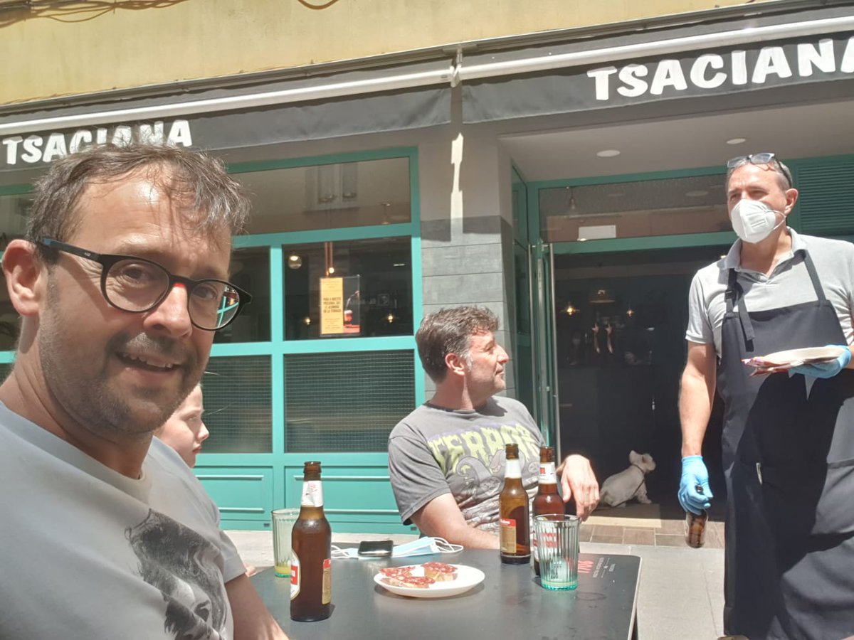 PabloHerrero71's tweet photo. Uno de los momento más felices de la deseacalada, compartir una cerveza (o dos) con @Joaky69 en el MEJOR BAR DEL MUNDO, el TSACIANA.Las horas de trabajo y lucha contra la COVID-19 están teniendo su recompensa. Ahora toca ayudar a los que tuvieron que parar su actividad laboral. https://t.co/HV4geuhcaa