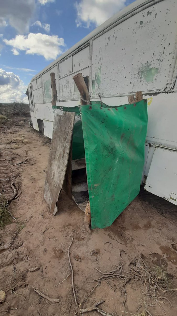 Una empresa de transporte ingresa de manera ilegal 18 hacheros a una estancia de su propiedad en General Acha. 
Luego los saca de manera ilegal escondidos dentro de un camión. La empresa paga en negro y los peones cuentan las paupérrimas condiciones de vida.