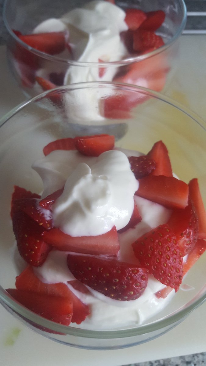 jegoma44's tweet photo. Fresas con Nata de postre. #cocina #facil #encasa #cocinaencuarentena #cuarentena #unadepostres https://t.co/Bqp0SPTwcy