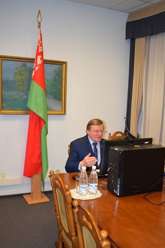 BelarusEmbPol's tweet photo. W dniu 01.06.2020 odbyło się online-spotkanie Ambasadora 🇧🇾W.Czuszewa ze studentami i wykładowcami Katedry Białorutenistyki Uniwersytetu Warszawskiego. Głównym tematem przemówienia zostały obchody #BY75. Poruszono niektóre aspekty współpracy dwustronnej, obchody Dnia Dziecka https://t.co/XcPbkccEKB