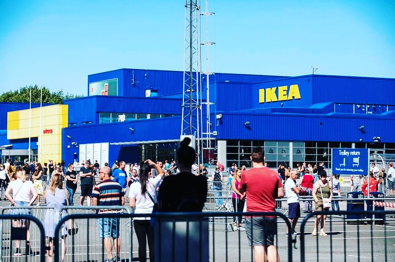 evann_lfc's tweet photo. Them queues just for a flat pack wardrobe and some daim chocolate 😂 #ikea https://t.co/jlxnNCUVI0