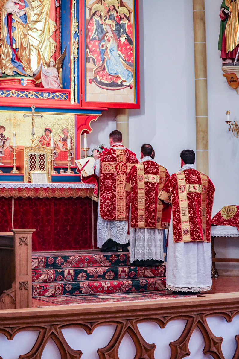 MaryOratory's tweet photo. Vigil of Pentecost, St. Mary’s Oratory, Wausau WI, 2020 (part 2)
#Pentecost #vgil #HolySpirit #CatholicTwitter #tradition https://t.co/UQyT7RAFQQ