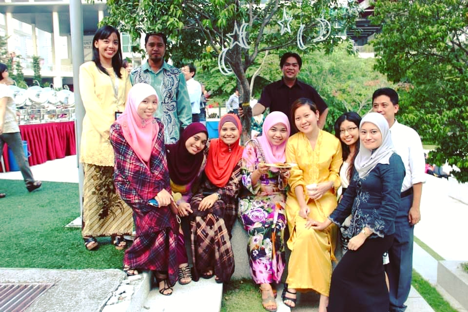 putribayu78's tweet photo. Kenangan sambut Raya dengan officemate masa kerja kat #taylorsuniversity Rindu😊😍

#MarianiAbdullah #dekatdihati #cikguani #AniHanee® #AniHaneeAcademy #StayAtHome #KitaJagaKita https://t.co/EyXzlD6Tex