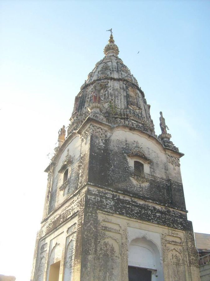 An ancient Hindu temple at DAV College road  #rawalpindi, built by Goldsmith Desh Raj Sethi in 1905.