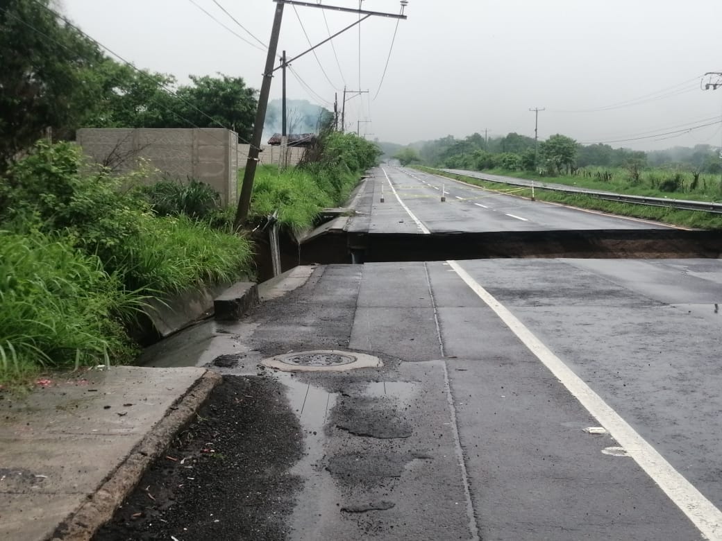 noticias4vision's tweet image. #Lluvias La tormenta tropical Amanda a generado un caos en carretera que conduce de San Juan Opico hacia Quezaltepeque, en La Libertad el hundimiento ha alcanzado ambos carriles, la circulación está totalmente restringida.#N4V