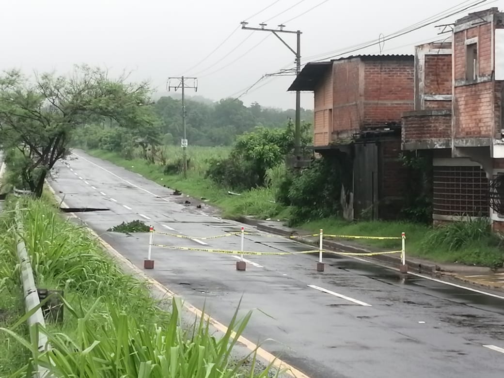 noticias4vision's tweet image. #Lluvias La tormenta tropical Amanda a generado un caos en carretera que conduce de San Juan Opico hacia Quezaltepeque, en La Libertad el hundimiento ha alcanzado ambos carriles, la circulación está totalmente restringida.#N4V