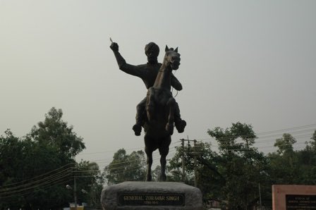 Tibetan called Zorawar Singh’s invasion Sen-pa 森巴 War. -pa is Tibetan postfix for “people”. Sen for Singh. Statue of Zorawar Singh in India