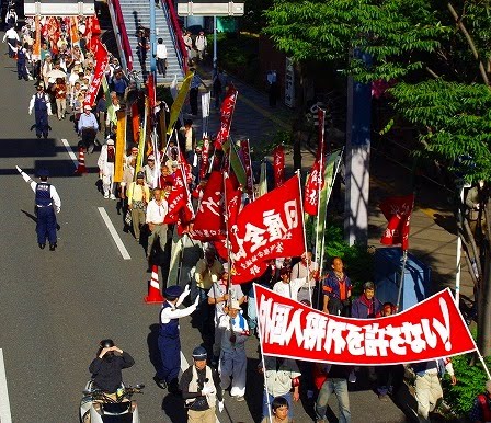 From 2009 on, more and more anti-racist/fascist Demos can be seen throughout Japan. Antifa-Groups form throughout the country, working together with labor unions. First attempts at stopping racist marches are made, arrests by the police occur. Here pictures from 2009 (Kyoto+Osaka