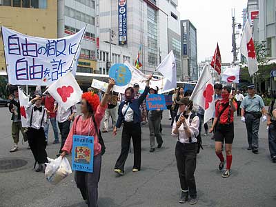 From 2009 on, more and more anti-racist/fascist Demos can be seen throughout Japan. Antifa-Groups form throughout the country, working together with labor unions. First attempts at stopping racist marches are made, arrests by the police occur. Here pictures from 2009 (Kyoto+Osaka