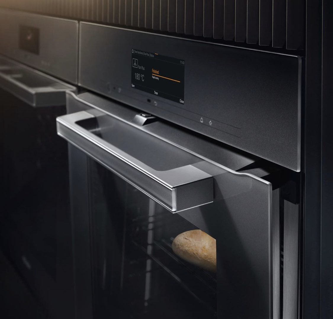 ميلي دائما يسهل الامور.
نرحب بالتكنولوجي "تيست كنترول" و نقول الودعا لافراط على الاكل. في النهايا, يفتح الباب الفرن تلقائا و يبرد في اسرع وقت ممكن. يمكنك ايضا ضبط الدرجة الصيانة للحفلظ على التعام دافئا.