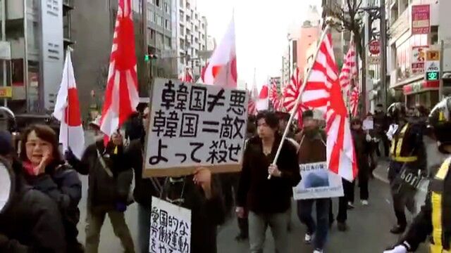2012 marks another turning point: The Zaitokukai, an open fascist group infamous for having called for the murder of Koreans in Jpn starts to organise demos trough Tokyos Koreatown, called Shin-Okubo. Racists are violently attacking korean businneses. The police turns a blind eye