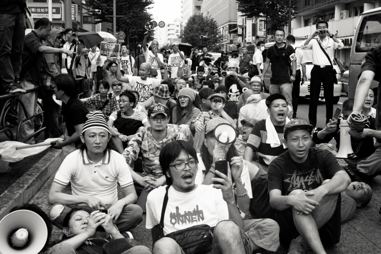 The movement grows quickly and soon ther's hundreds of ppl protesting in Koreatown. Some choose militant tactics like sit-ins, others are protesting creatively. The movement has only loose ties with the traditional political left. It grew from t anti-nuclear demos after Fukushima