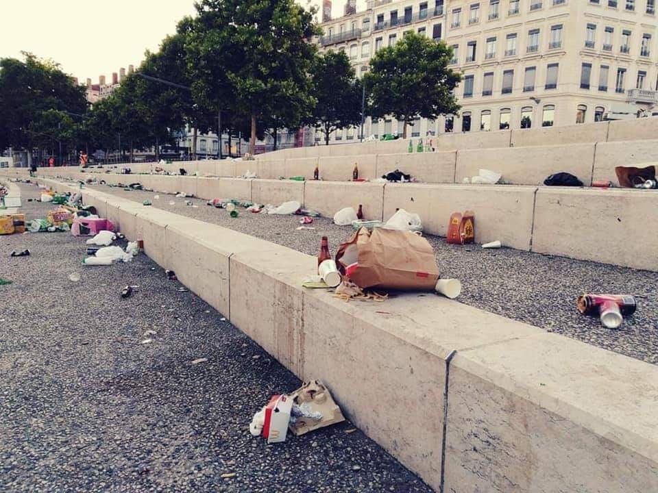 Certains devraient rester confinés à vie ! Pensez aux personnes qui vont devoir se taper vos saletés.
#civisme #StopPollution