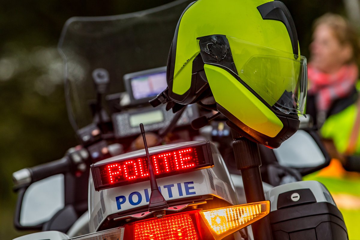 #Beschonken bestuurder ramt lantaarnpaal, twee vriendinnen gewond #Alcohol #Dronken #Ongeval #Oosterhout #Weststadweg.