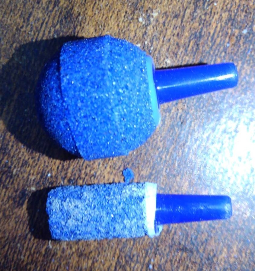 N Cycle ブクブクズゴックの製作行程 中に仕込むエア用の石を削ります 丁寧な作業なんて一切無く 窓から手を伸ばして コンクリにガリガリして削りました Hg ガンプラ ズゴック ブクブクズゴック 水槽 エアレーション ジオラマ アクアリウム