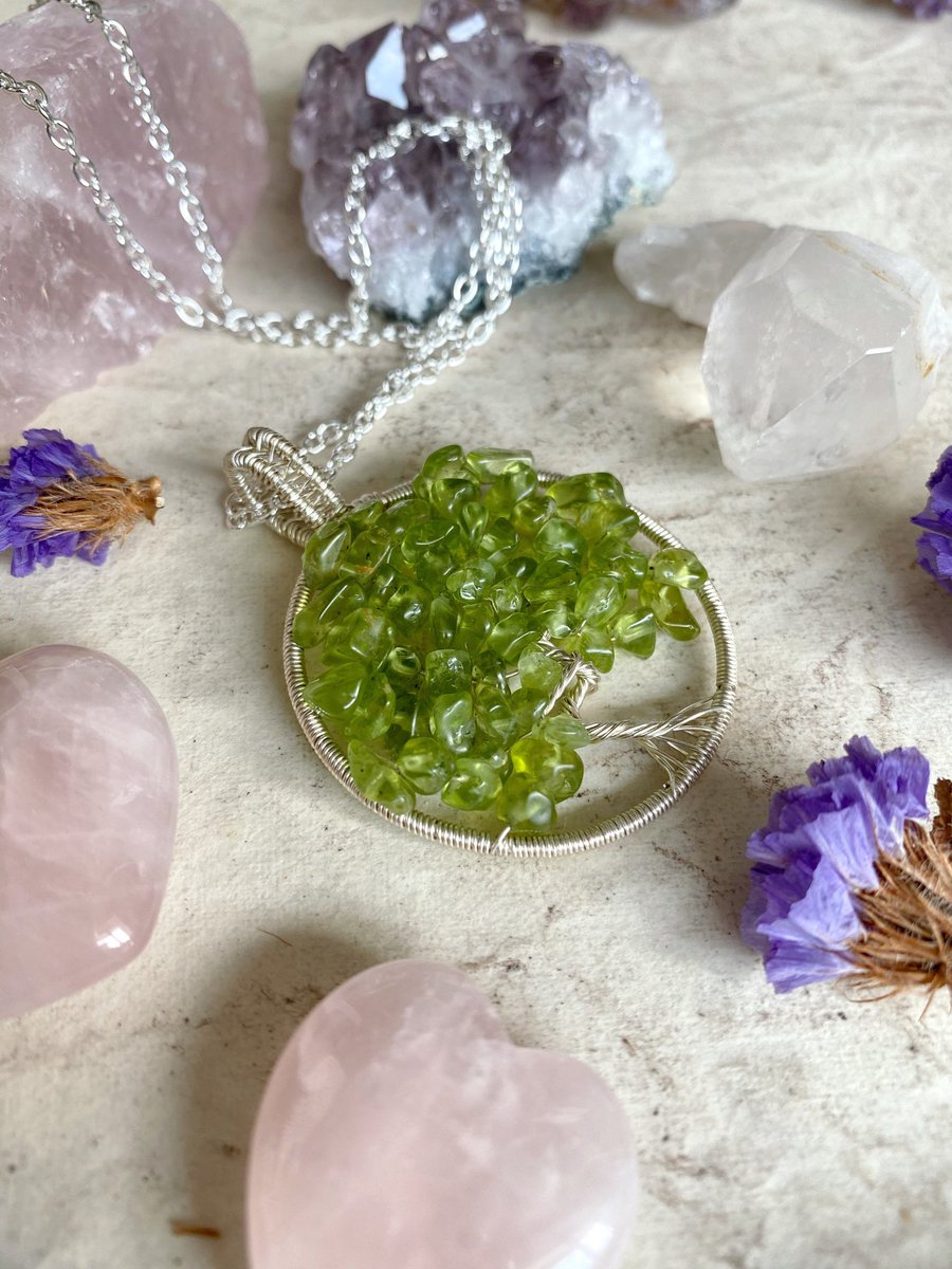 Ellies_art's tweet photo. Excited to share this item from my #etsy shop: Peridot Tree Of Life Pendant #bohohippie #green #plantstrees #peridot #handmadejewellery #augustbirthstone #ethicaljewellery #ethicaljewelry #jotd #treeoflife #thatsdarling #handmadeisbest #handmadeisbetter 

https://t.co/Xsf3nMoMJk https://t.co/VrfxIO4L3U
