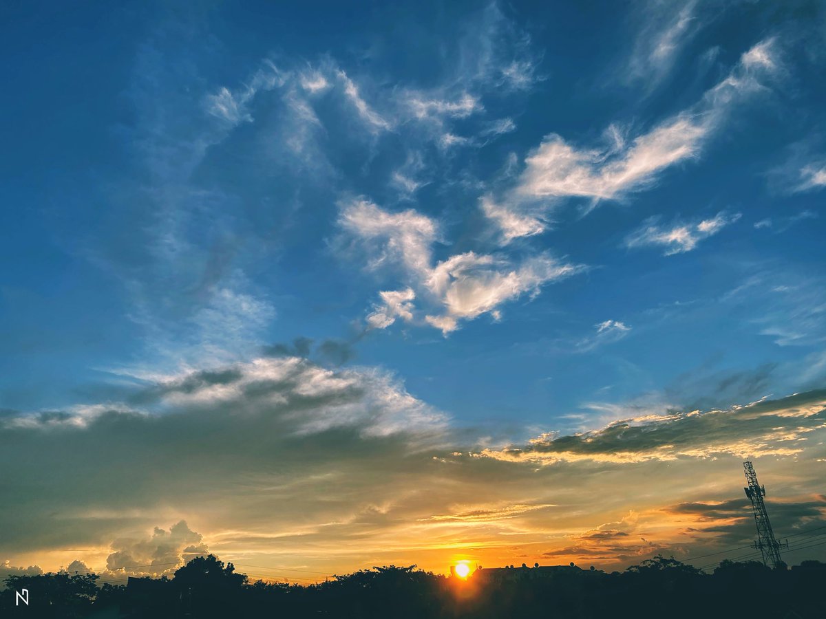 neilgermo's tweet photo. June 1, 2020
#LookUpIts6oClock #ThisIsWhatISee #aNGles https://t.co/ZyFdn1v7p6