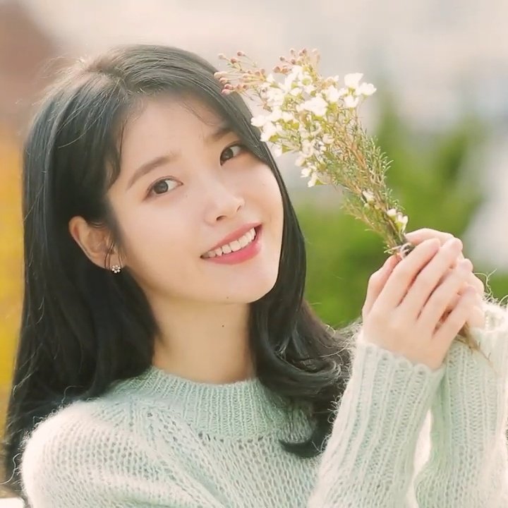 Iu айдол. Lee ji-eun айю. Iu певица. актриса айю полицейский. айю корейская певица.