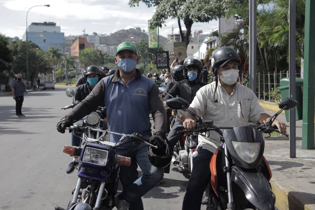 hispanopost's tweet photo. 📸 En la E/S de Las Mercedes están vendiendo la gasolina subsidiada a través de sistema de biopago y a precio internacional 

Reporte @RCamachoVzla https://t.co/omWT9N96nl