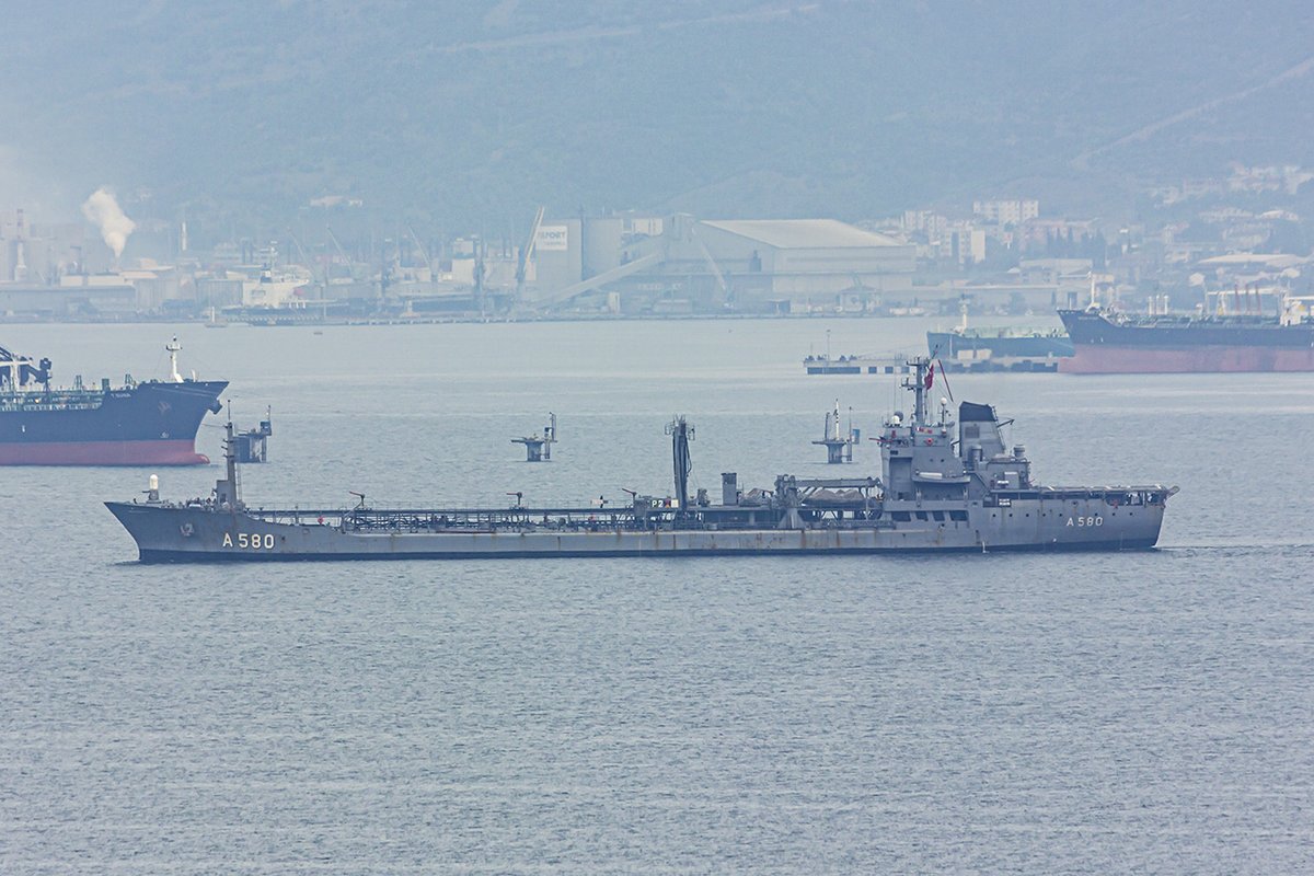 OguzEroguz1's tweet photo. ⚠️#TurkishNavy's #AkarClass oiler #A580 #TCGAkar leaving the Tüpraş İzmit Refinery. https://t.co/zCBaHGlShX