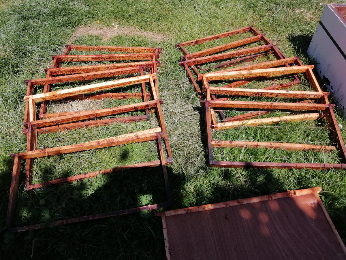 wingebij's tweet image. Te koop: Langstroth broedbak 12 raams, 14 gebruikte raampjes en een sluitblok gemaakt van een raampje. Af te halen in Holsbeek (B) prijs overeen te komen. #wingebij #langstroth #bijen