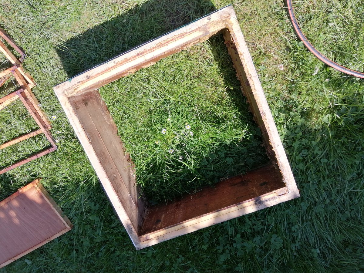 wingebij's tweet image. Te koop: Langstroth broedbak 12 raams, 14 gebruikte raampjes en een sluitblok gemaakt van een raampje. Af te halen in Holsbeek (B) prijs overeen te komen. #wingebij #langstroth #bijen