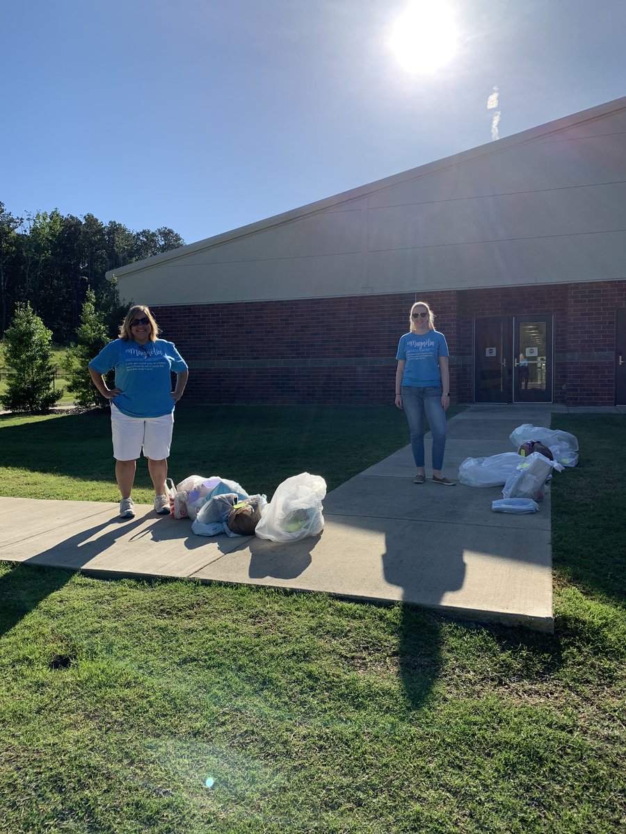 PhyllisFaust's tweet photo. 3rd grade rocks! Students picking up belongings in our drive-thru pick up! @lysmith33 and MC Vaughan #magnolialearns https://t.co/1RJI0KN2LO