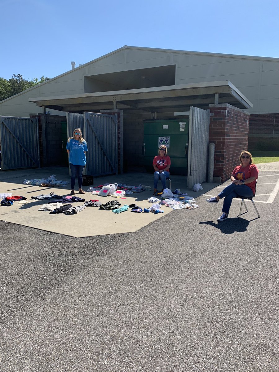 PhyllisFaust's tweet photo. Ready for kindergarten students to pick up their belongings! Thanks K Williams, K Blain &amp; D Woodard for your help! #magnolialearns https://t.co/moQSzpqln8