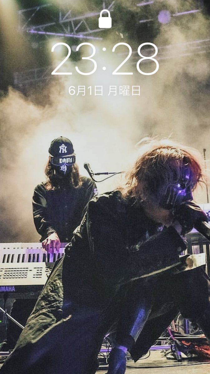 澪 気に入るとずっと同じ壁紙になっちゃいますよね 実は私は暫く1月のhydeのカレンダーのままだった事があります 3ヶ月くらい ロックかホームの待ち受けどちらかにhydeがいないとダメな人なので 痛 ちなみにロック画面は9ヶ月くらいコレ