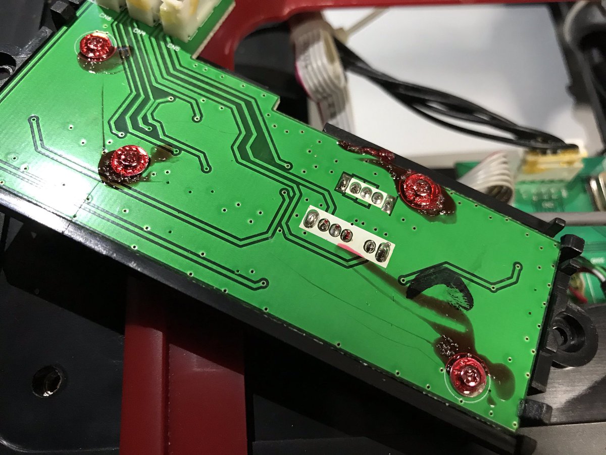 H De Technojapan Net Madcatzのxbox360コントローラの内部コントロール基板をbrookのwireless Fighting Boardに換装した ちょっとまだ外に出す配線周りは仮仮の仮だけど 基板入れ替えるだけの簡単作業のつもりが 想像以上に頑なな分解拒絶仕様に