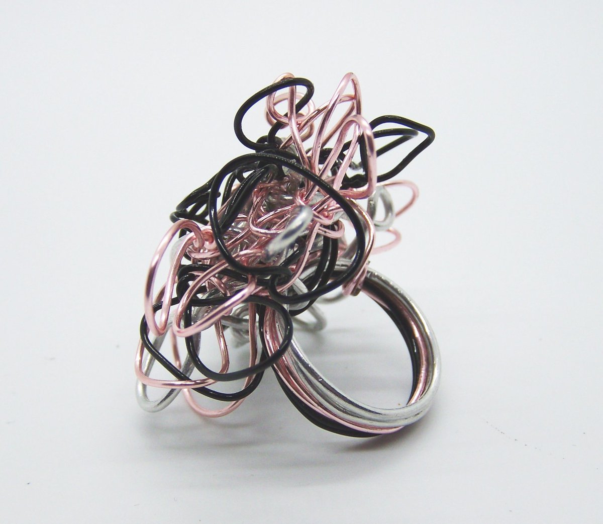 Createdcoll's tweet image. Pink Black Silver Wire Ring

Classy handmade Fashion Ring

Loops of colored wire, wrapped into a sassy ring!

Add flare to any outfit for any occasion.
Comes in sizes: 6,7,8,9

   #black #blackwire #buttonring #fashionring #Pink #silver #twistedwire #wire createdcollection.com/product/pink-b…