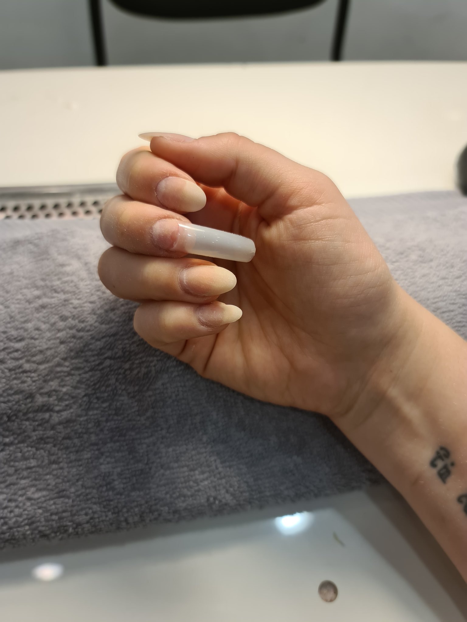 Oh Lisa 🔰 on X: Standard när nagelkillen måste gå på toa mitt i  behandlingen och så sitter man här och väntar med koksnagel ba heej 🤓  t.coXoBM9QRvuO  X