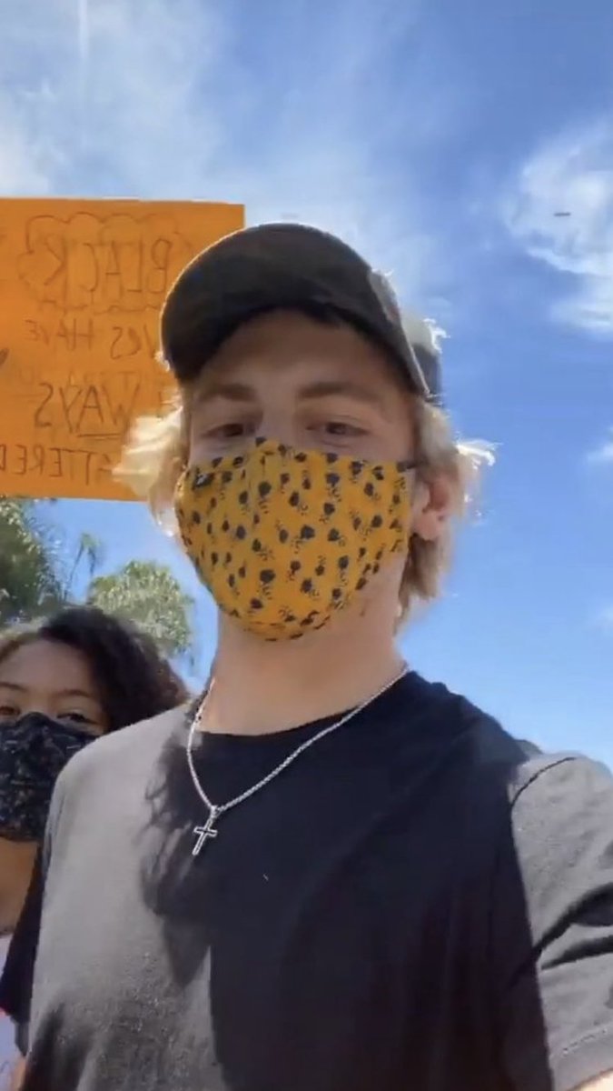 hqrrylouis's tweet photo. Madison Beer
Ariana Grande
Timothée Chalamet
Ross Lynch
Halsey
Yungblud 
Melanie Martinez 
Lauren Jauregui 
Se arriesgaron para salir y apoyar la protesta. Dan un gran ejemplo, se merecen el respeto de todos 🤍
#BlackLivesMatter https://t.co/DaAzBiiTF5