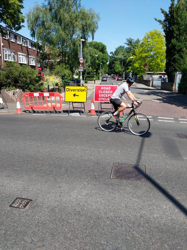 St Paul's and Alexandra's new "School Streets" have started 🚧👍 Good to see <a href="/RBKingston/">Kingston Council</a> taking steps towards safer school travel 🚶‍♀️🚲🏫. Hopefully more #SchoolStreets (where 🚗 can't access at school drop off/pick up times⛔) are on their way