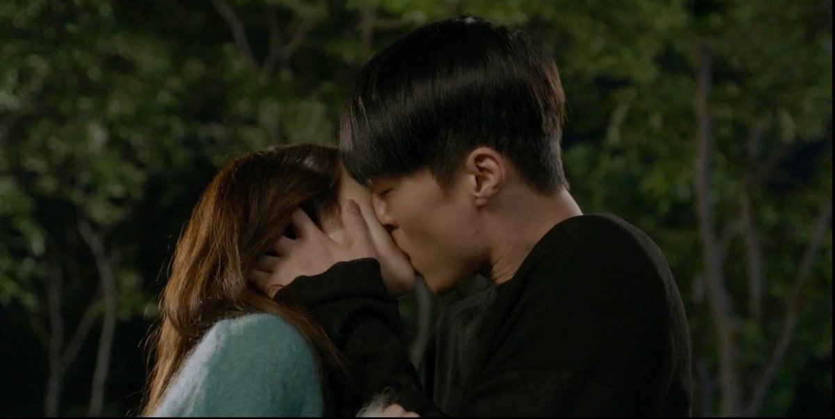noonnunnie15's tweet photo. งื้อฝ่ามือใหญ่เท่าหน้าเซยอนเลย ทำไมต้องเกร็งคอเกร็งบ่าไหล่ขนาดนั้นอ่ะกียง ไม่รีแล็กซ์เลย 5555555 สบายๆสิ ได้จูบนางเอกเลยนะเว้ยยย แม่ยกอย่างชั้นเข่าทรุดเลย #BornAgain https://t.co/4xxXvXdfqw