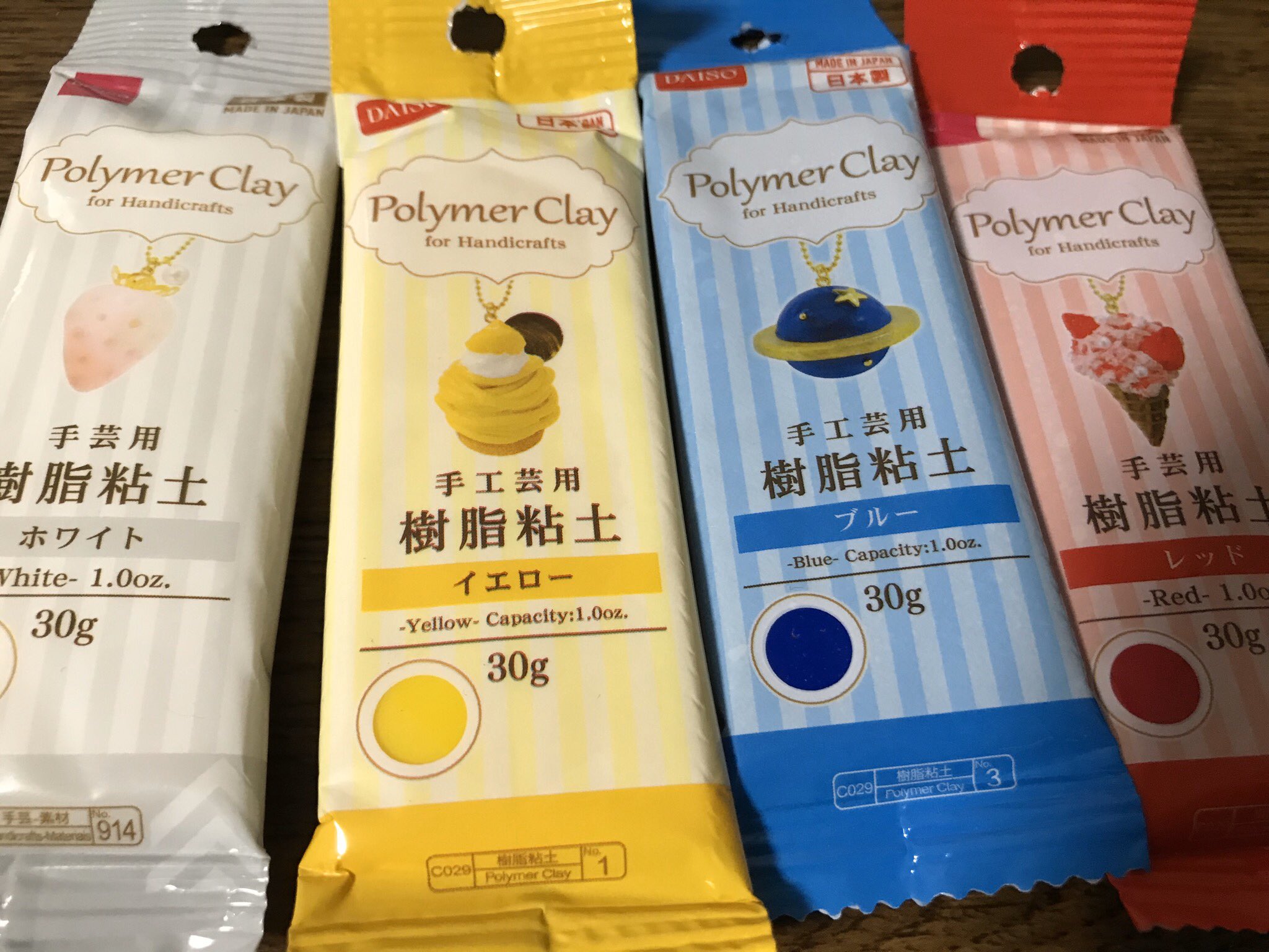 おりん ダイソー樹脂粘土 弾力がある ボンドっぽい感じ 乾燥後も弾力を感じるが強度も出る 作品を落としても壊れにくいぐらいの強度 接着部分は脆め 水をつけてならせば接着できる ボンドでも接着ok 乾燥すると1 5 2倍程色が濃くなる 水