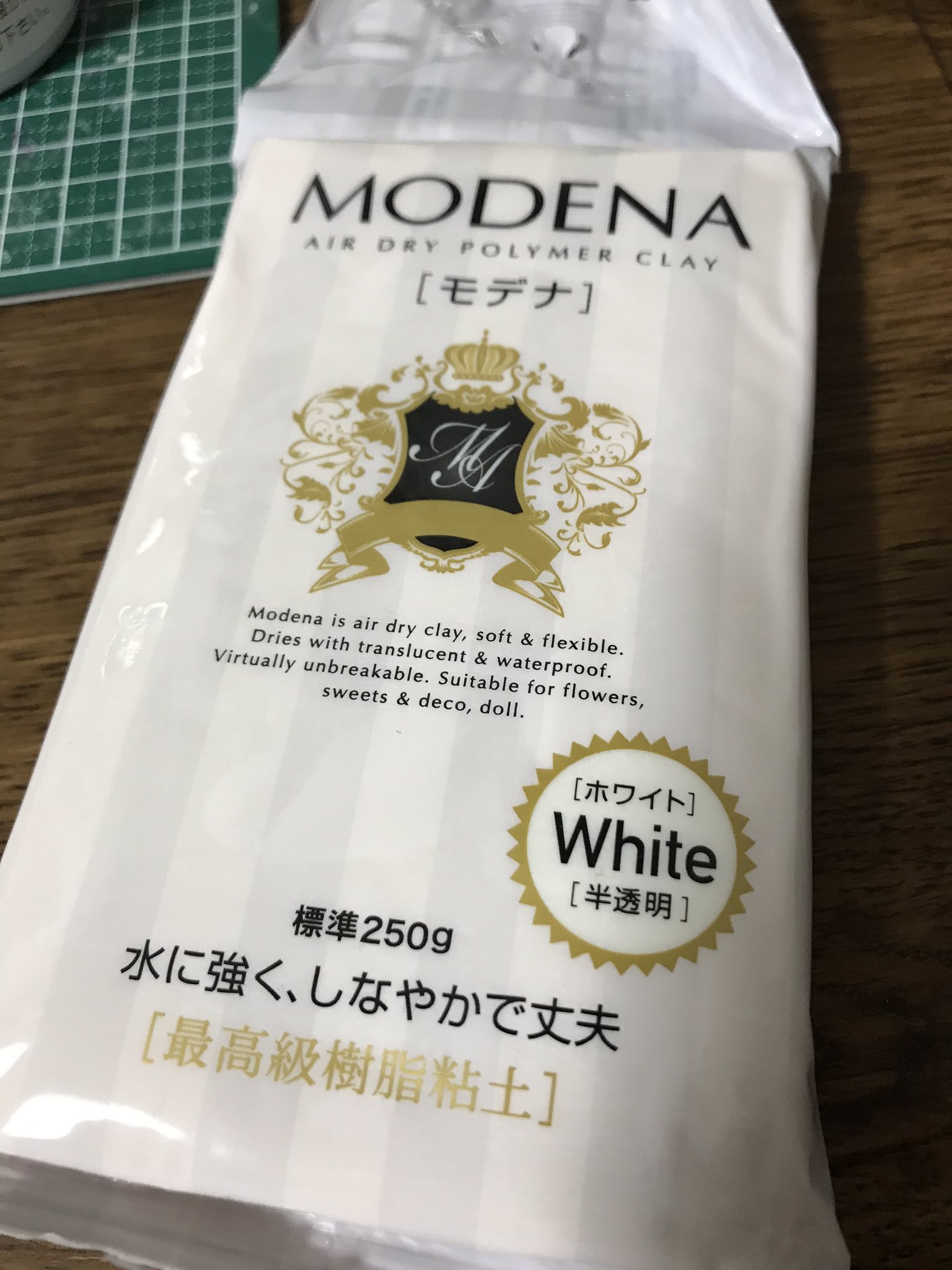 おりん ダイソー樹脂粘土 弾力がある ボンドっぽい感じ 乾燥後も弾力を感じるが強度も出る 作品を落としても壊れにくいぐらいの強度 接着部分は脆め 水をつけてならせば接着できる ボンドでも接着ok 乾燥すると1 5 2倍程色が濃くなる 水