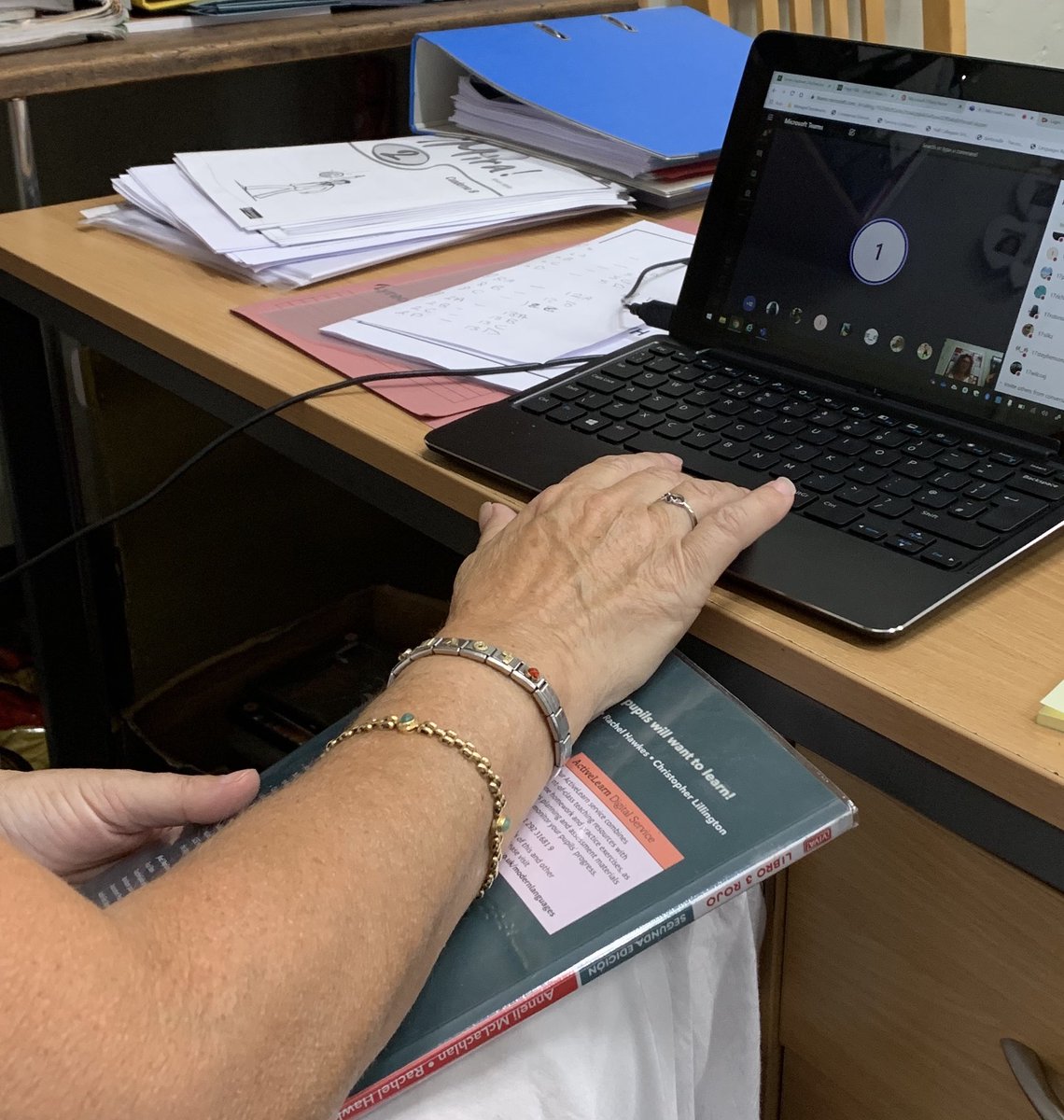Tranby_school's tweet photo. Straight back into remote learning this morning. Here is Miss Blencoe teaching her #Spanish class. @HCS_MFL
#HCShomelearning #HCSremotelearning https://t.co/sfbiPjRkBV