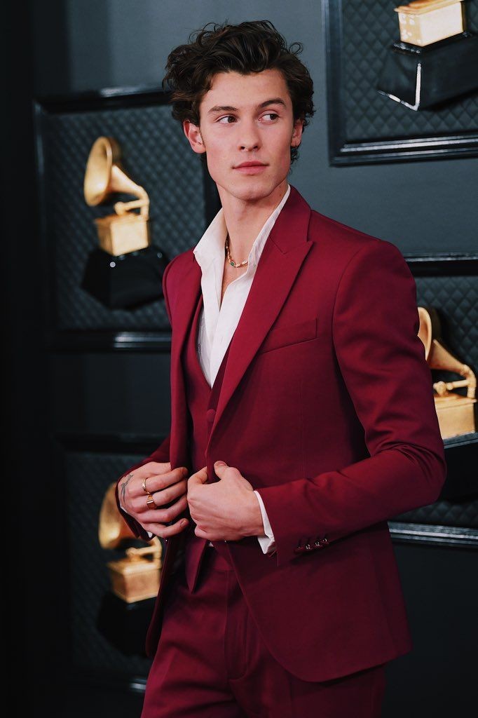 Shawn en traje y con el cabello despeinado es de mis cosas favoritas