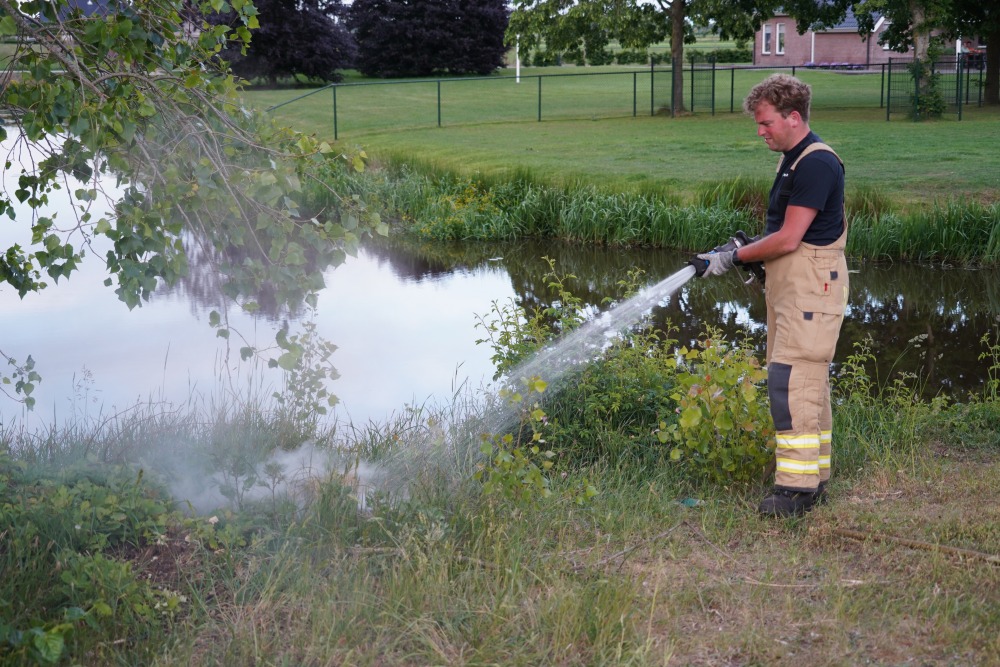 NieuwsNoord - Brandweer blust bermbrand aan de Middenweg in Emmer-Compascuum  ..