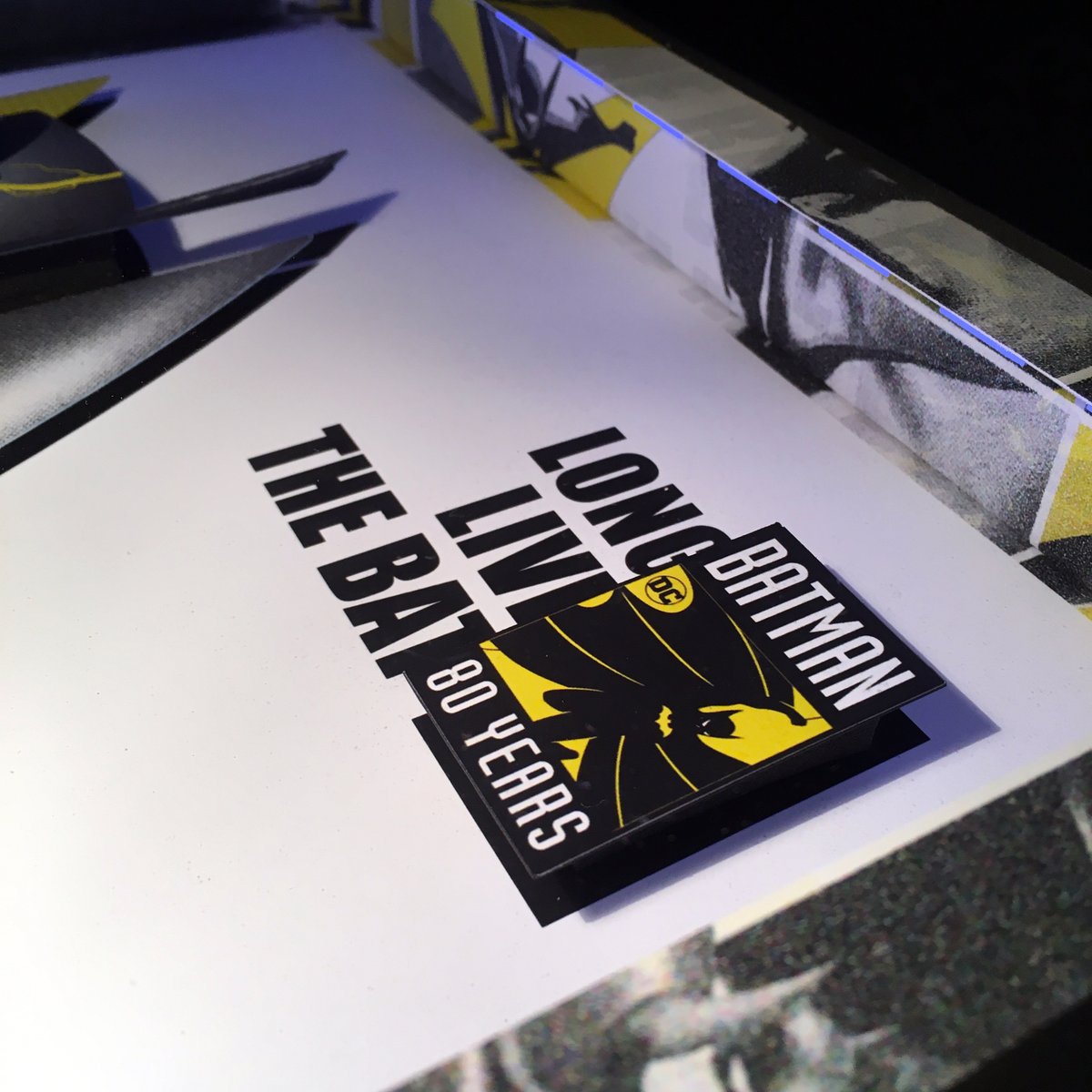 3dboxbr's tweet photo. A 3DBOX  Batman 80 anos (BAT80) agora está disponível na versão Premium.
Tudo o que era legal agora em tamanho 45x33x4cm no mesmo esquema de sempre (vidro de proteção e iluminação LED) https://t.co/JO4BhhD5Si