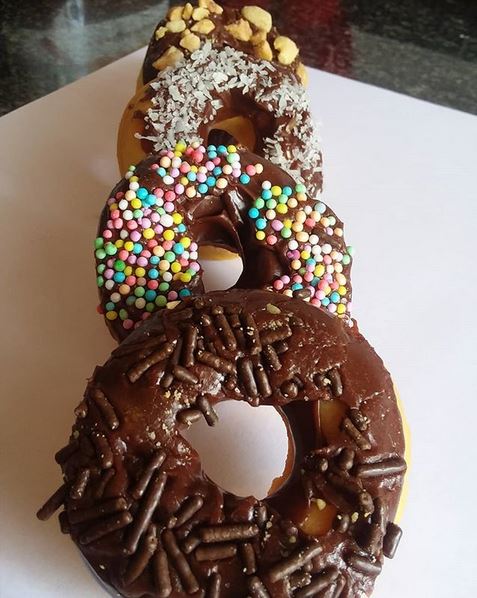 jartaar's tweet photo. Despues de un rico almuerzo siempre hace falta un rico postre... Nada mejor que unas ricas donas de nuestros amigos Americas homemade Sweets pida la suya por @kachonpereira o por la App #Anonymuos #bancodevenezuela #FuerteTiuna #LasMercedes #Dia1 #anonimous #Barquisimeto #Caracas https://t.co/fLHWG7mHyY