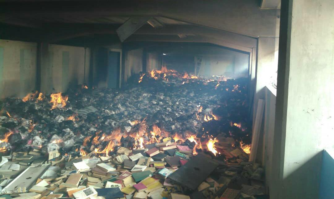 FCEUSB's tweet photo. Han incendiado la Biblioteca de la UDO, Núcleo Sucre.
Otro bárbaro ataque contra la universidad venezolana. Fuerza a nuestros compañeros Udistas, no podrán extinguir a la casa más alta de Oriente.
Hemos perdido un bien nacional. Cuanto dolor, ¡justicia! #SOSUDO #LaUDONoCalla https://t.co/fbwXEBw8mc
