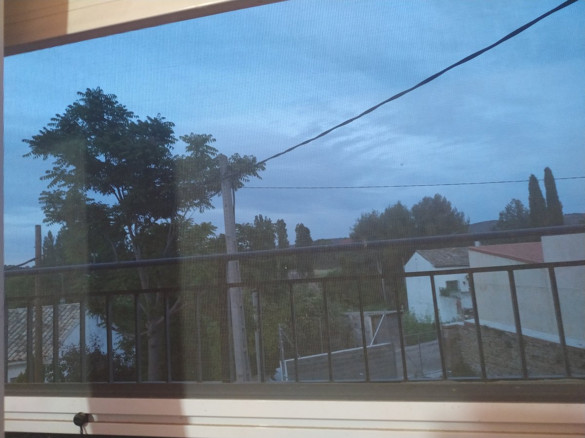 Cuando quieres que entre fresquito para dormir, y te das cuenta de que aun es de día 🙃