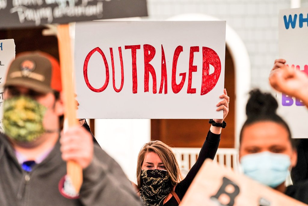 People have gathered at a #HamptonBeach #NH rally to protest the killing of #GeorgeFloyd. #streetphotography <a href="/HamptonUnion/">Hampton Union</a> <a href="/seacoastonline/">Seacoastonline.com</a>